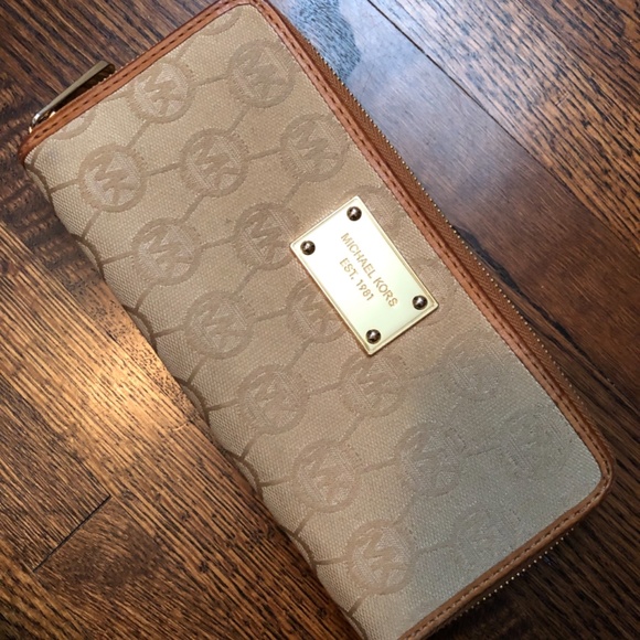 Michael Kors wallet - Picture 2 of 3